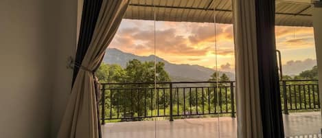 Deluxe Studio, 1 King Bed, Balcony, Mountain View | Interior