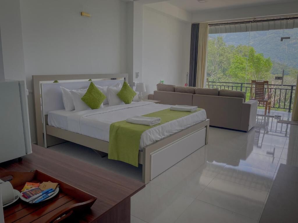 Deluxe Studio, 1 King Bed, Balcony, Mountain View