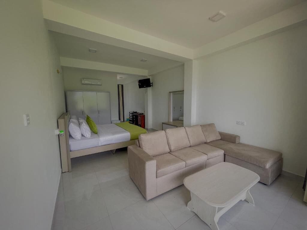 Monolocale Deluxe, 1 letto king, balcone, vista montagna | Una scrivania, postazione laptop, ferro/asse da stiro, Wi-Fi gratuito