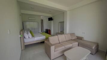 Monolocale Deluxe, 1 letto king, balcone, vista montagna | Una scrivania, postazione laptop, ferro/asse da stiro, Wi-Fi gratuito
