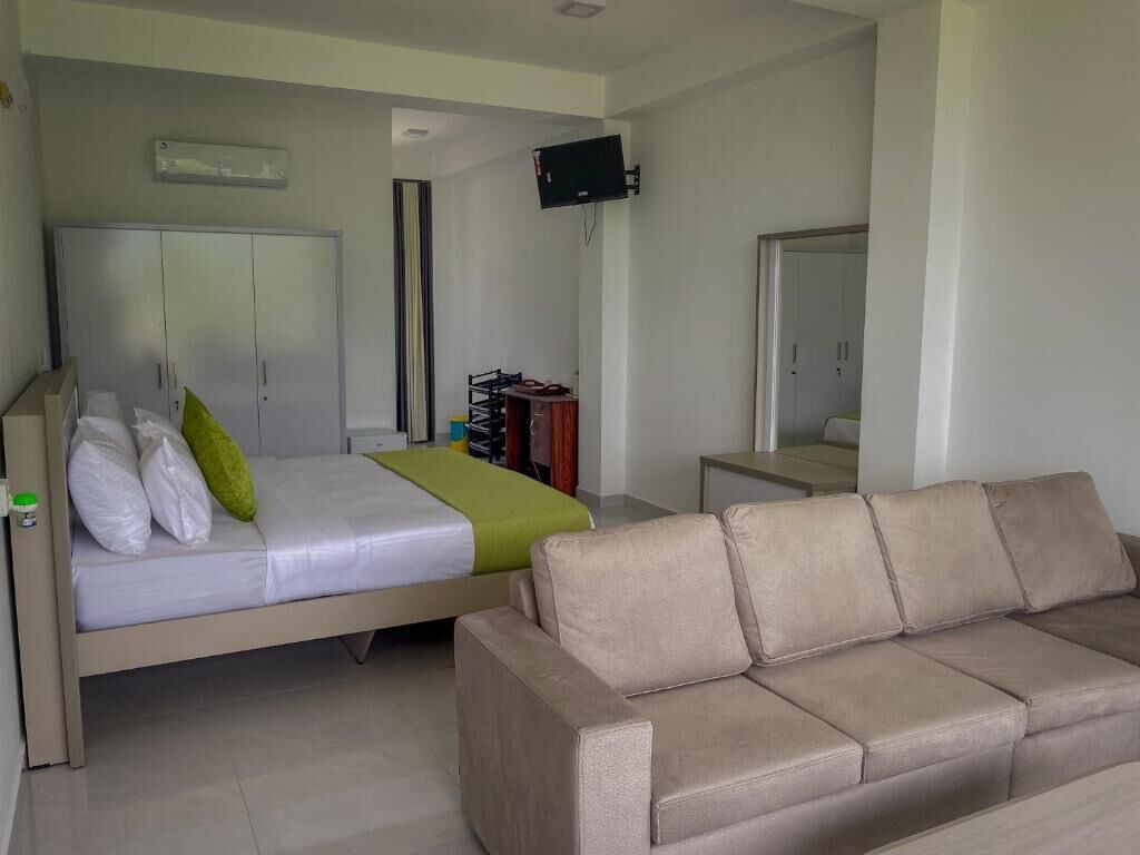 Deluxe Studio, 1 King Bed, Balcony, Mountain View