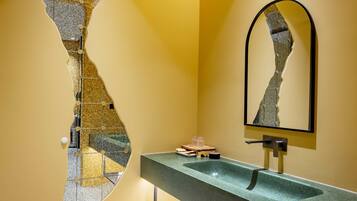 Superior Twin Room | Bathroom | Slippers