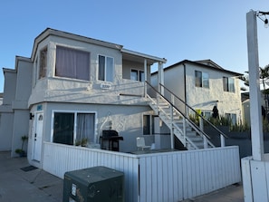 Exterior - Bring the family with lots of room only steps from the water in Mission Beach. (San Diego)