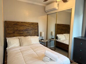 WiFi, bed sheets - Bring the family with lots of room only steps from the water in Mission Beach. (San Diego)