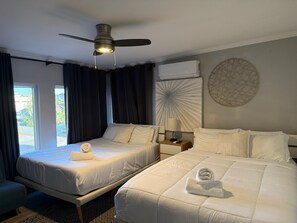 WiFi, bed sheets - Bring the family with lots of room only steps from the water in Mission Beach. (San Diego)