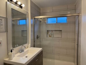 Hair dryer, towels, soap, toilet paper - Bring the family with lots of room only steps from the water in Mission Beach. (San Diego)