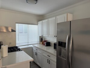 Private kitchen - Bring the family with lots of room only steps from the water in Mission Beach. (San Diego)
