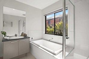Dusche, Haartrockner, Handtücher, Shampoo
