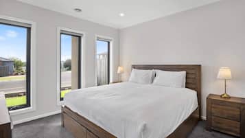 4 bedrooms, iron/ironing board, WiFi, bed sheets