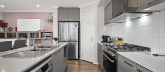 Garden Retreat 4-Bed House in Tarneit