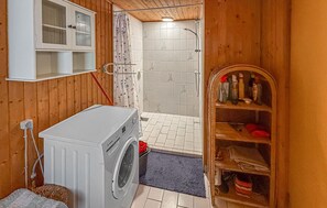 Shower, hair dryer - Nice home in Rødby with WiFi (Rødby)