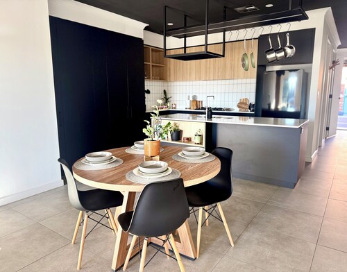 Stylish Industrial 2BR: Free Parking/Near CBD/Tram - Free fast wifi