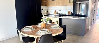 Stylish Industrial 2BR: Free Parking/Near CBD/Tram - Free fast wifi
