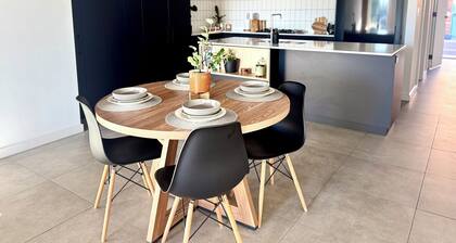 Stylish Industrial 2BR: Free Parking/Near CBD/Tram - Free fast wifi
