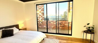 Stylish Industrial 2BR: Free Parking/Near CBD/Tram - Free fast wifi