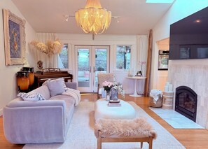 Living area - Stunning Lafayette Home w/ Remodeled Kitchen (Walnut Creek)