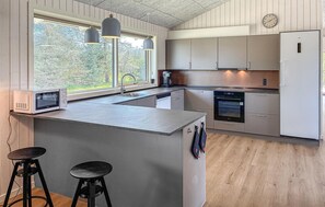 Fridge, microwave, stovetop, dishwasher - Nice home in Oksbøl with WiFi (Oksbøl)