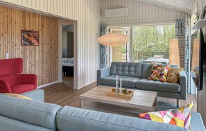 TV - Nice home in Oksbøl with WiFi (Oksbøl)