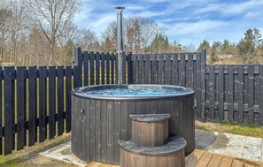 Outdoor spa tub - Nice home in Oksbøl with WiFi (Oksbøl)