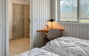 4 bedrooms, free WiFi - Nice home in Oksbøl with WiFi (Oksbøl)