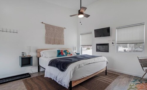 Cozy Top Floor Studio Unit 6 with King size bed & kitchenette, perfect getaway!