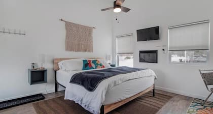 Cozy Top Floor Studio Unit 6 with King size bed & kitchenette, perfect getaway!