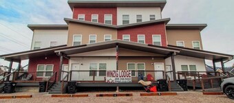 Cozy Top Floor Studio Unit 6 with King size bed & kitchenette, perfect getaway!