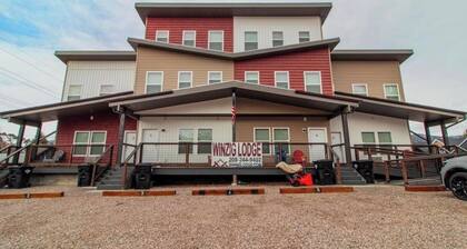Cozy Top Floor Studio Unit 6 with King size bed & kitchenette, perfect getaway!