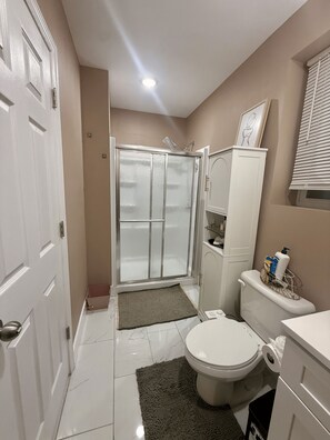 Hair dryer, bidet, towels, soap - Luxe 2BR Apt. w/ backyard Near Airport + Hospital (Newark)
