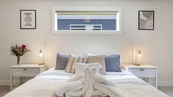 5 Schlafzimmer, Zimmersafe, Schreibtisch, Bügeleisen/Bügelbrett