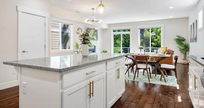 Modern & Spacious 5B3.5B House Near Airport & Downtown