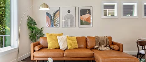Smart TV, chimenea, libros y monitor de computadora