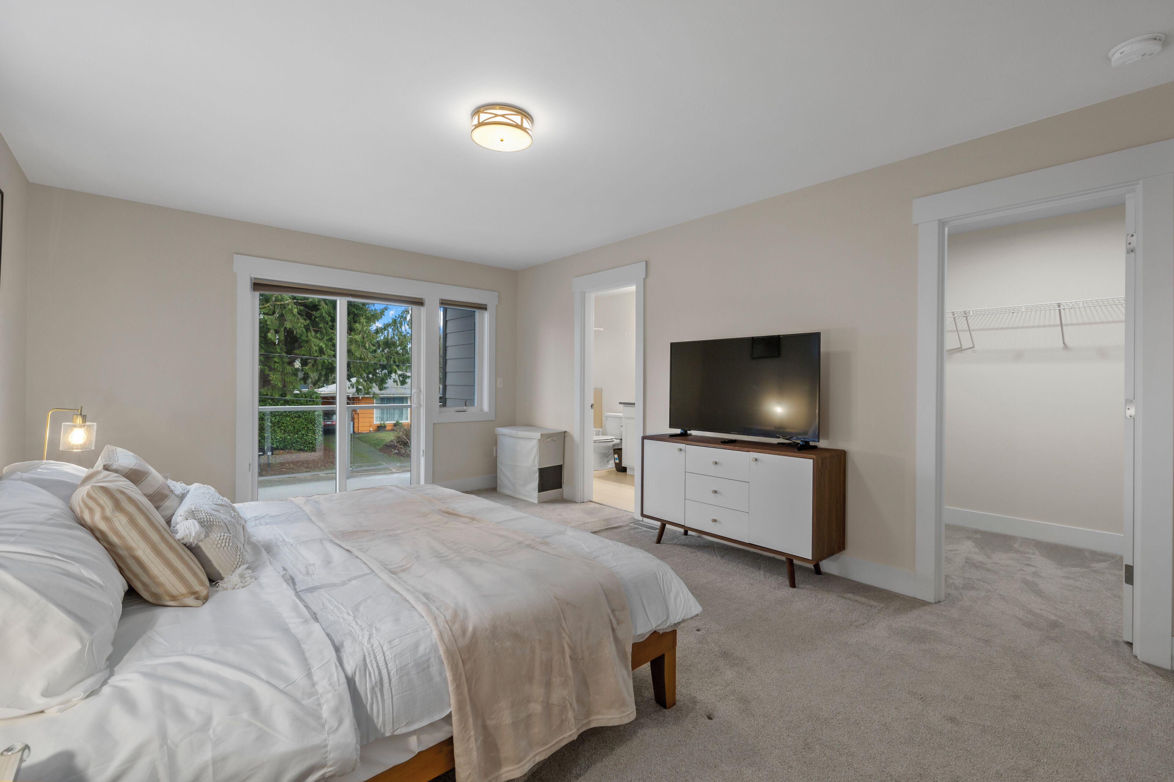 5 bedrooms, in-room safe, desk, iron/ironing board