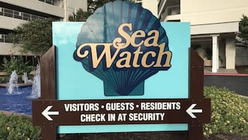 Een bord voor Sea Watch met aanwijzingen naar de beveiliging voor bezoekers, gasten en bewoners.