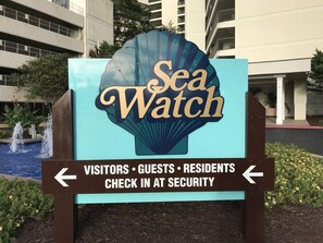 Señal de Sea Watch con indicaciones hacia seguridad para visitantes, huéspedes y residentes.