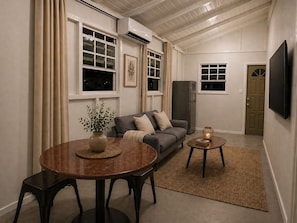Cottage, 2 Bedrooms, Non Smoking, Balcony | Interior
