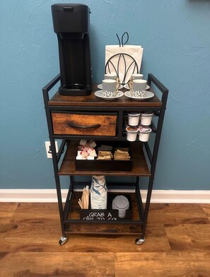 A coffee station with a coffee maker, cups, and a sign that says 'GRAB A CUP TO GO'. - Home FSU/FAMU + 6 PPL + Downtown + Pet Friendly (Tallahassee)