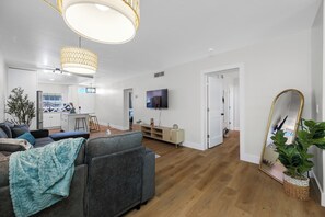 TV - Clearwater Beach Vibes Condo 2 Beds w/ Pool - The Savoia (Clearwater)