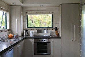 Fridge, microwave, oven, stovetop - Sunny Family Retreat - Hanmer Springs (Hanmer Springs)