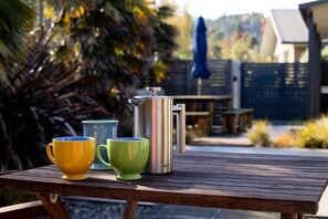 Outdoor dining - Sunny Family Retreat - Hanmer Springs (Hanmer Springs)
