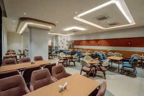 Tägliches Frühstücksbuffet gegen Gebühr