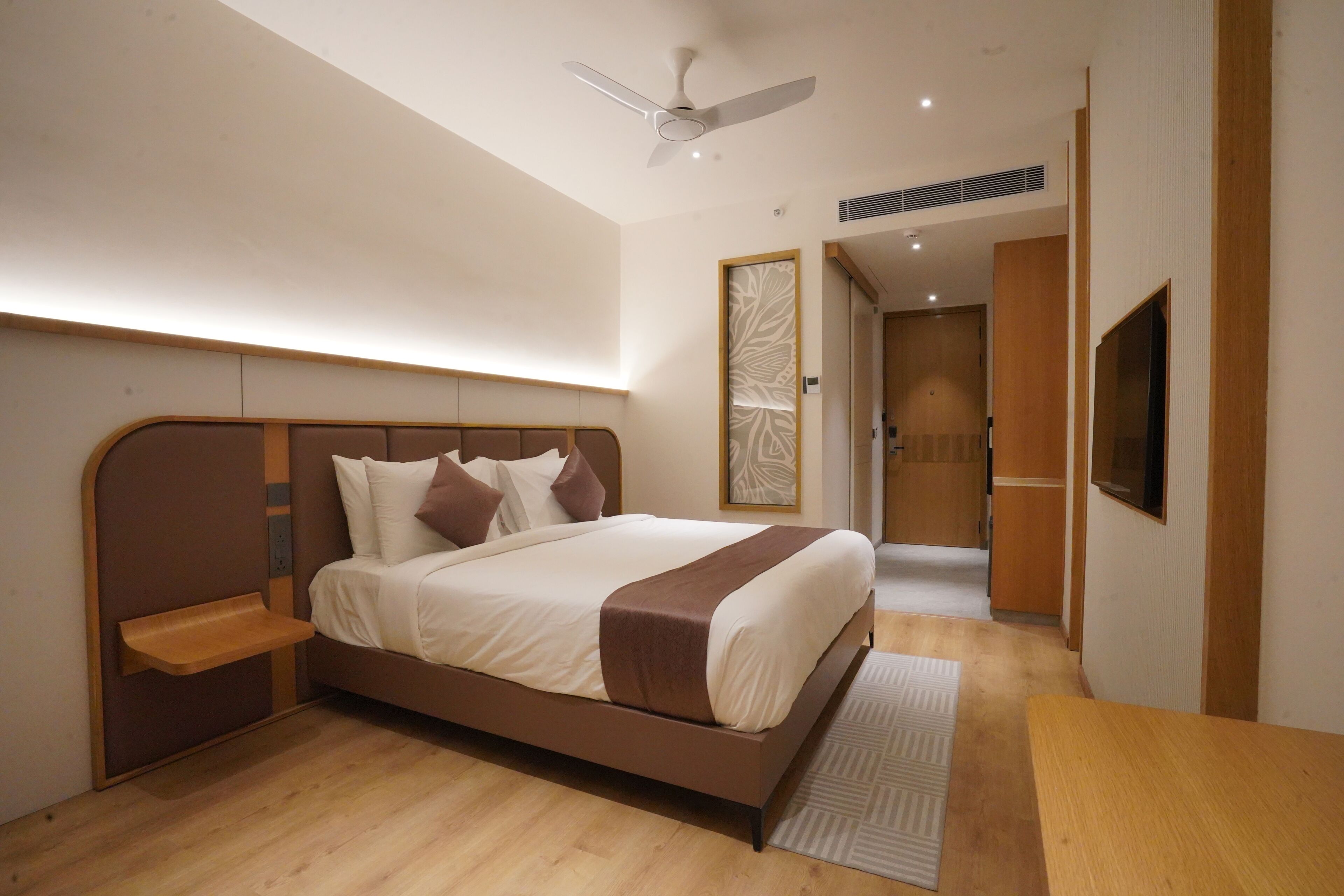 Business Double or Twin Room, 1 Bedroom, City View | Premium bedding, minibar, in-room safe, desk