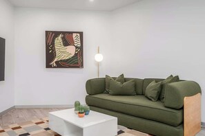 TV - LaneStay - 2BR in Southbank w Large Living and Gym (Southbank)