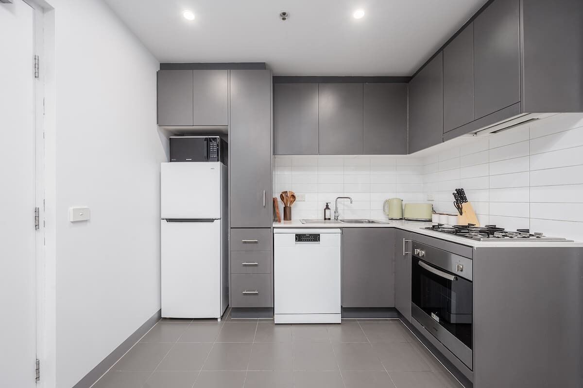 Réfrigérateur, four à micro-ondes, un four, surface de cuisson