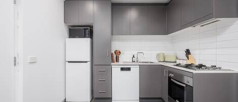 Réfrigérateur, four à micro-ondes, un four, surface de cuisson