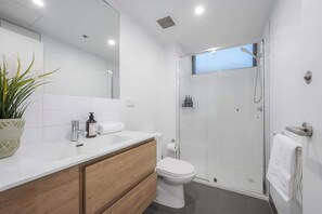 Shower, hair dryer, shampoo - LaneStay - 2BR in Southbank w Large Living and Gym (Southbank)