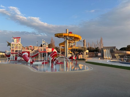 Espace pour enfants. Mobil-home les pieds dans l'eau camping Les Dunes 5*
