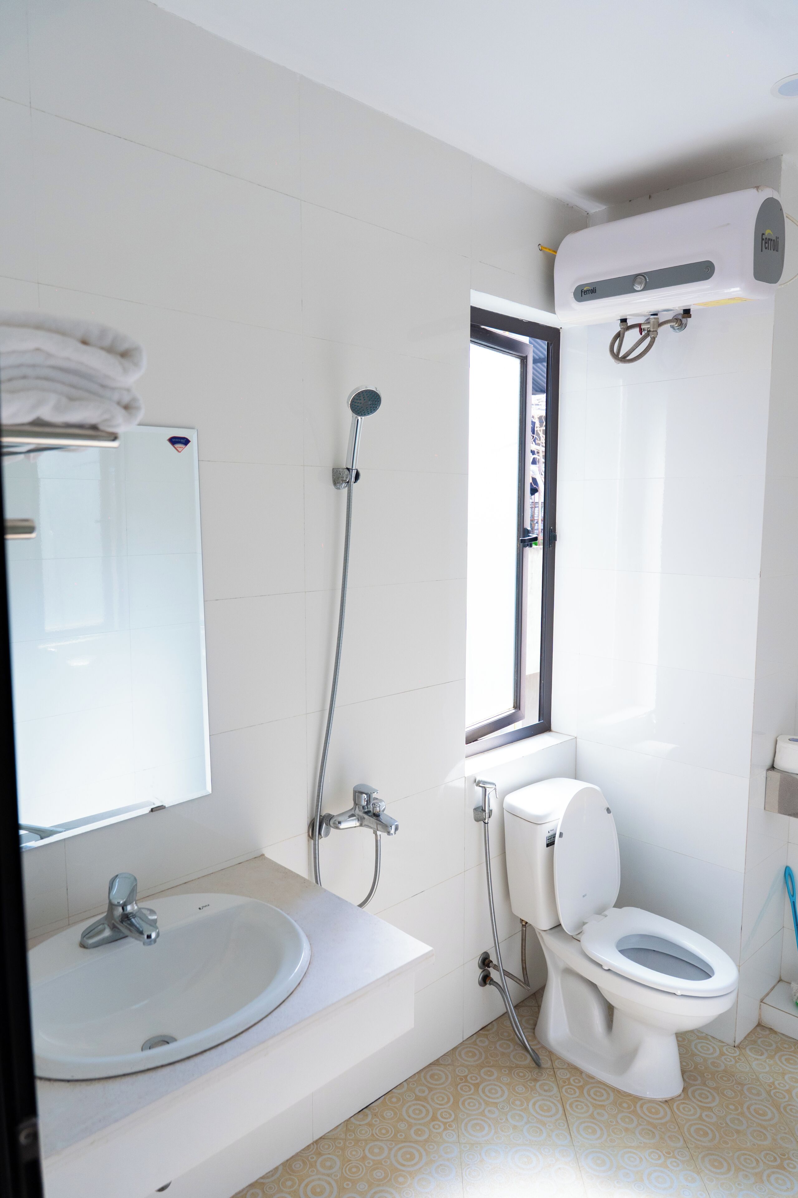 Une salle de bain moderne avec un lavabo blanc, des toilettes et une douche.