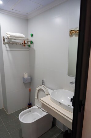 Luxury Double Room, City View | Bathroom - 12 Ao Ca Hotel (Bãi Cháy)