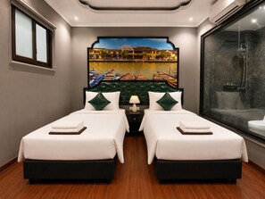 Deluxe Double or Twin Room | Living area